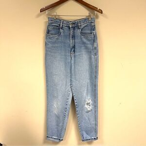 Bill Blass vintage high waisted light wash jeans. Size 4/6